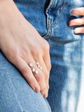 Load image into Gallery viewer, Simple Wire Ring with Diamonds